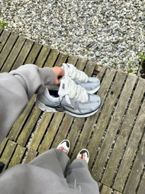 fluffy-laces-white-sneakerhype-2 (1)