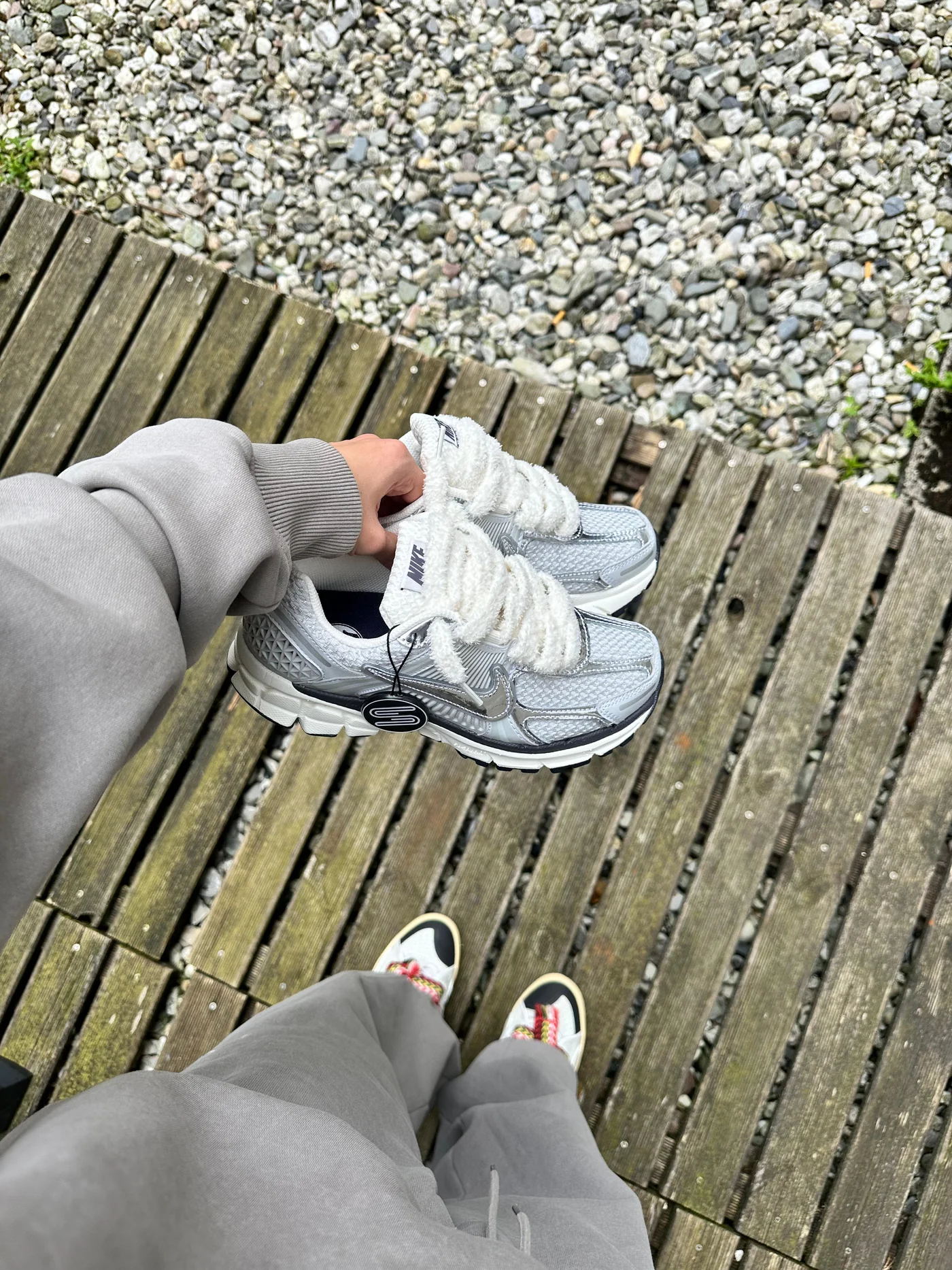fluffy-laces-white-sneakerhype-2 (1)